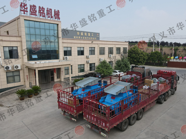 米石料生產(chǎn)線購置兩臺(tái)全液壓對(duì)輥制沙機(jī)發(fā)貨現(xiàn)場